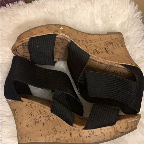 Black
wedges   - Picture 2 of 5